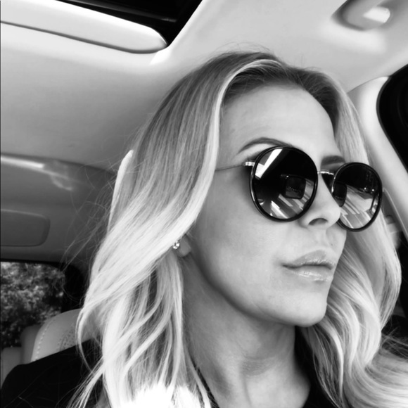 Meet your Posher, Julie - Picture 1 of 4